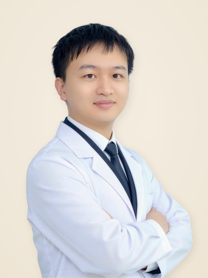 詹济滂医生职业照：身着白大褂、双臂交叉的半身像